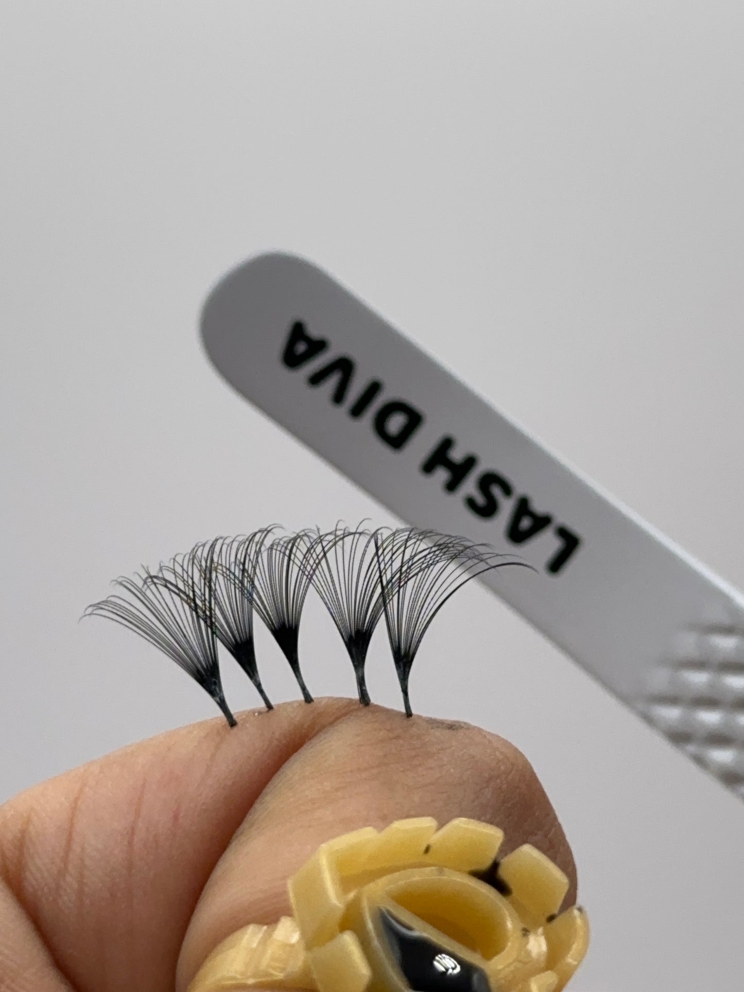 Volume booth tweezers